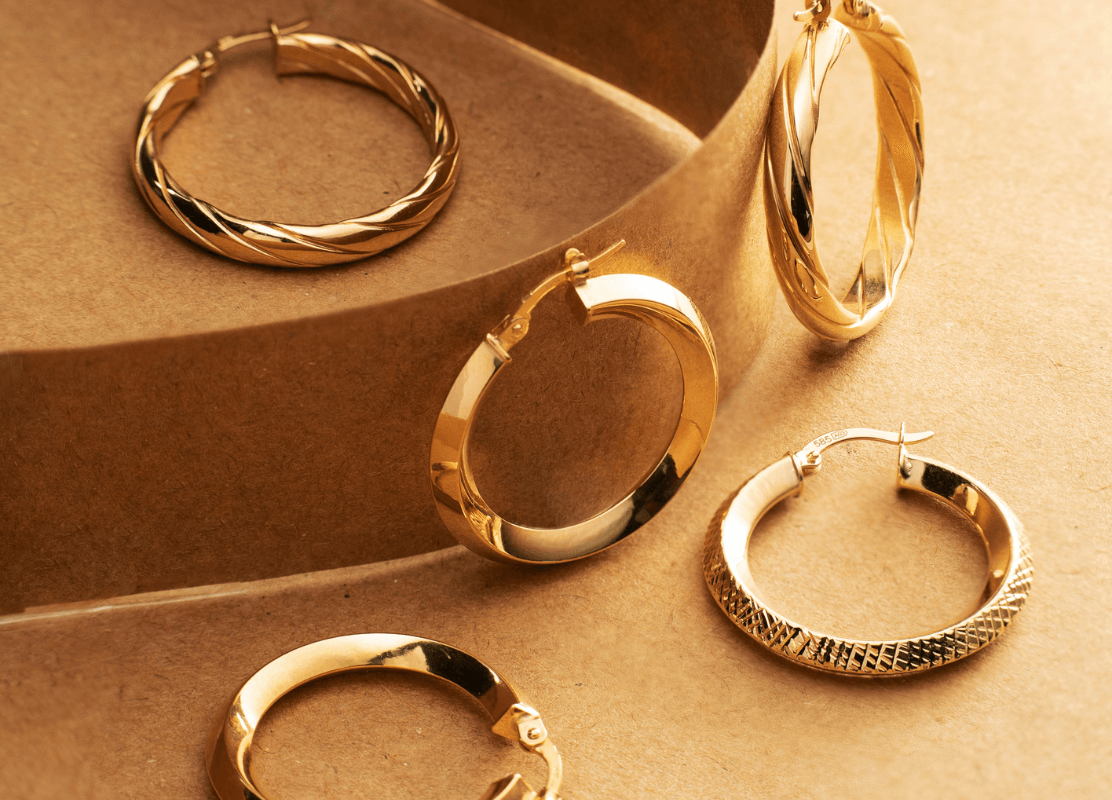  Elegantne zlatne okrugle naušnice nazvane Alke za dašak glamura.