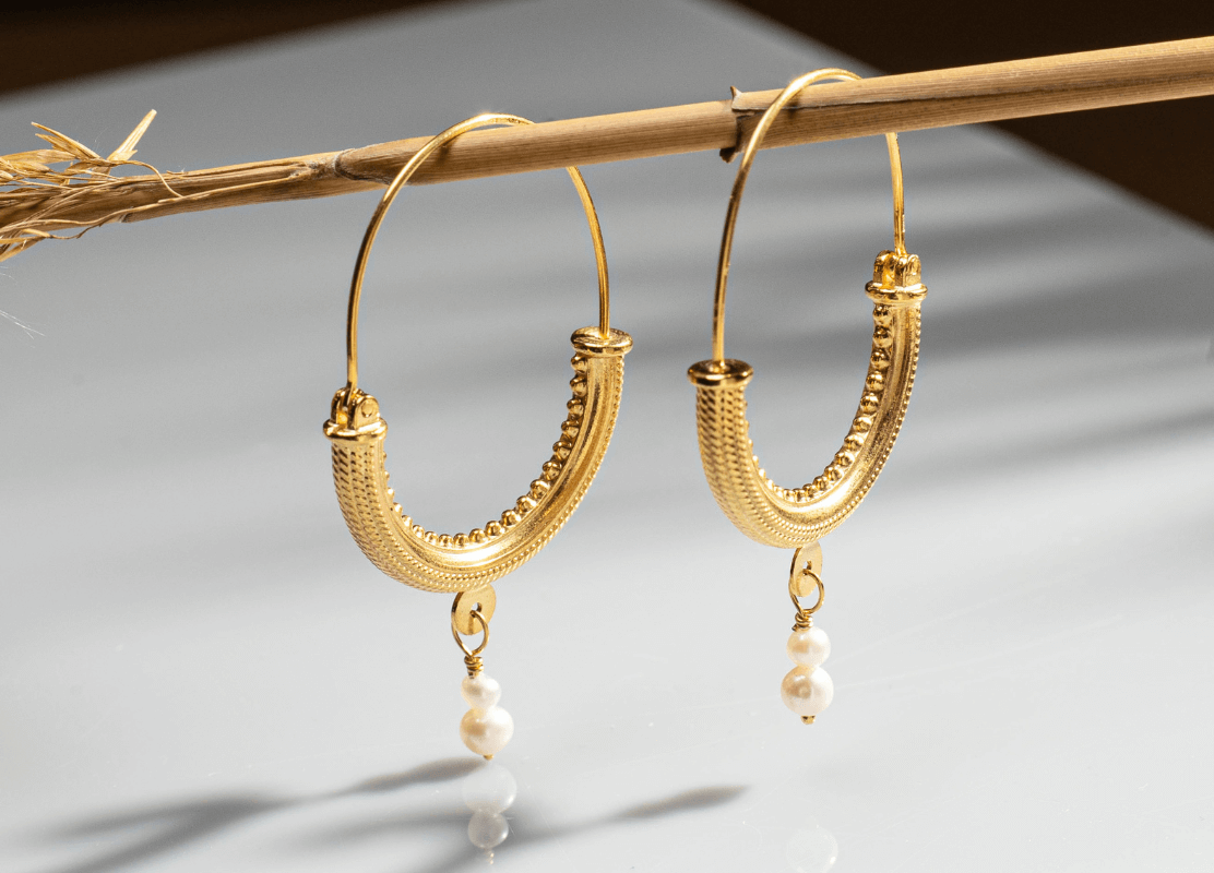Elegantne zlatne konavoske naušnice s perlama i zlatnim perlicama, bezvremenski dodatak vašoj kolekciji nakita.
