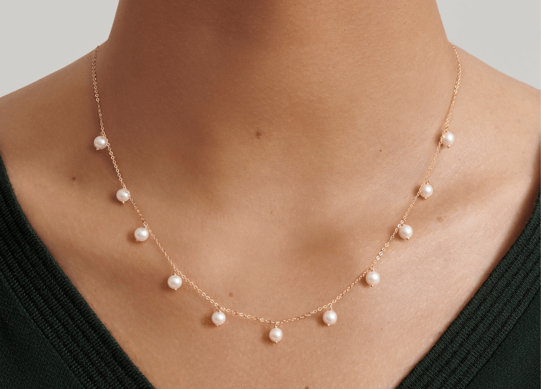 Biserne ogrlice pearl necklace on woman