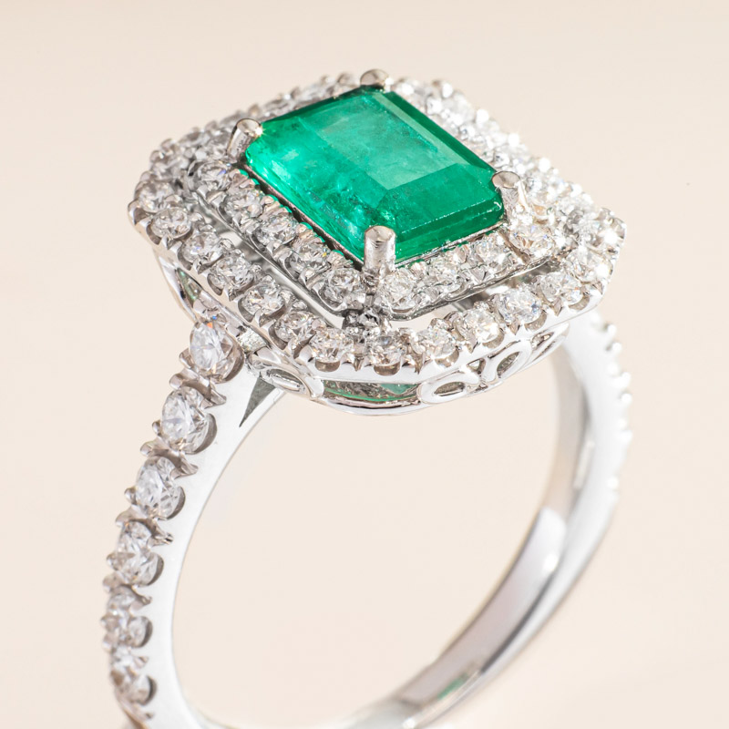Prsten Dodić sa blistavim smaragdnim kamenom okruženim blistavim dijamantima, odiše elegancijom i luksuzom.
