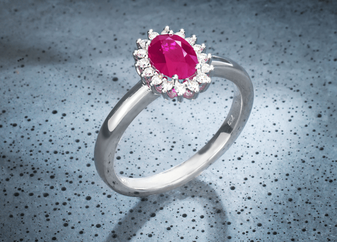  Zapanjujući dijamantni prsten s rubinom u sredini, okružen blistavim bijelim dijamantima, prava ljepota.