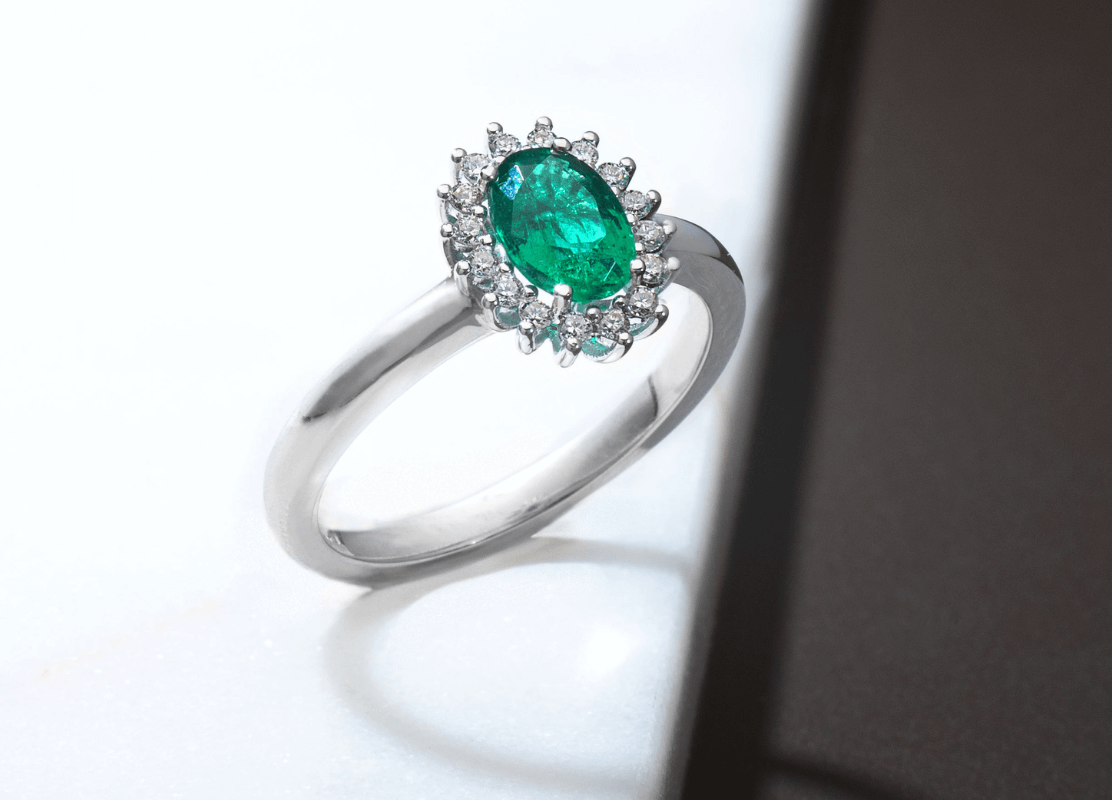  Elegantan ovalni prsten od bijelog zlata sa smaragdom i dijamantom, bezvremenski komad nakita.