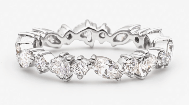 Elegantan dijamantni vječni prsten s blistavim dijamantima različitih oblika za dodatni glamur.