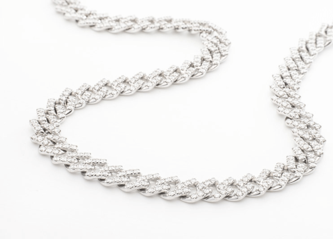  dragocjeni lanac od bijelog zlata ukrašen svjetlucavim dijamantima, koji se elegantno spušta, dodajući dašak sofisticiranosti.