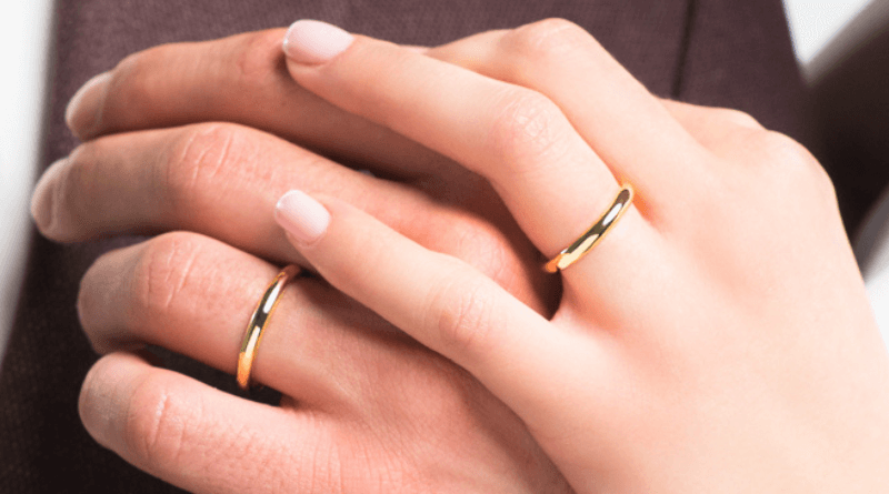 Zlatarna Dodic Heartbeat wedding rings on pair