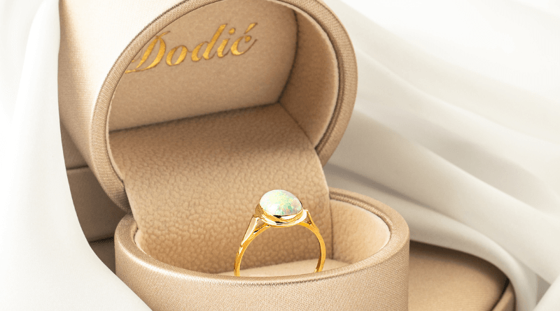 gold ring with opal in dodic box 