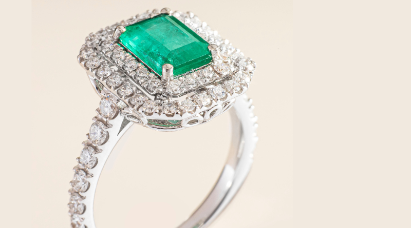 gold ring with emerald and diamonds zlatni prsten s dijamantima i smaragdom