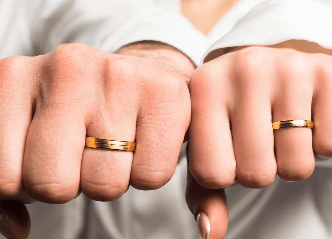 zlatno vjenčano prstenje od žutog zlata na prstenjaku