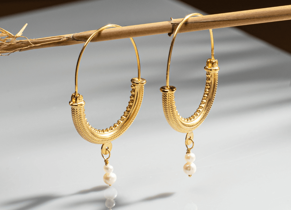 Elegantne zlatne konavoske naušnice s prekrasnim dizajnom bisera i zlatnih perli, idealne za sofisticiran izgled.