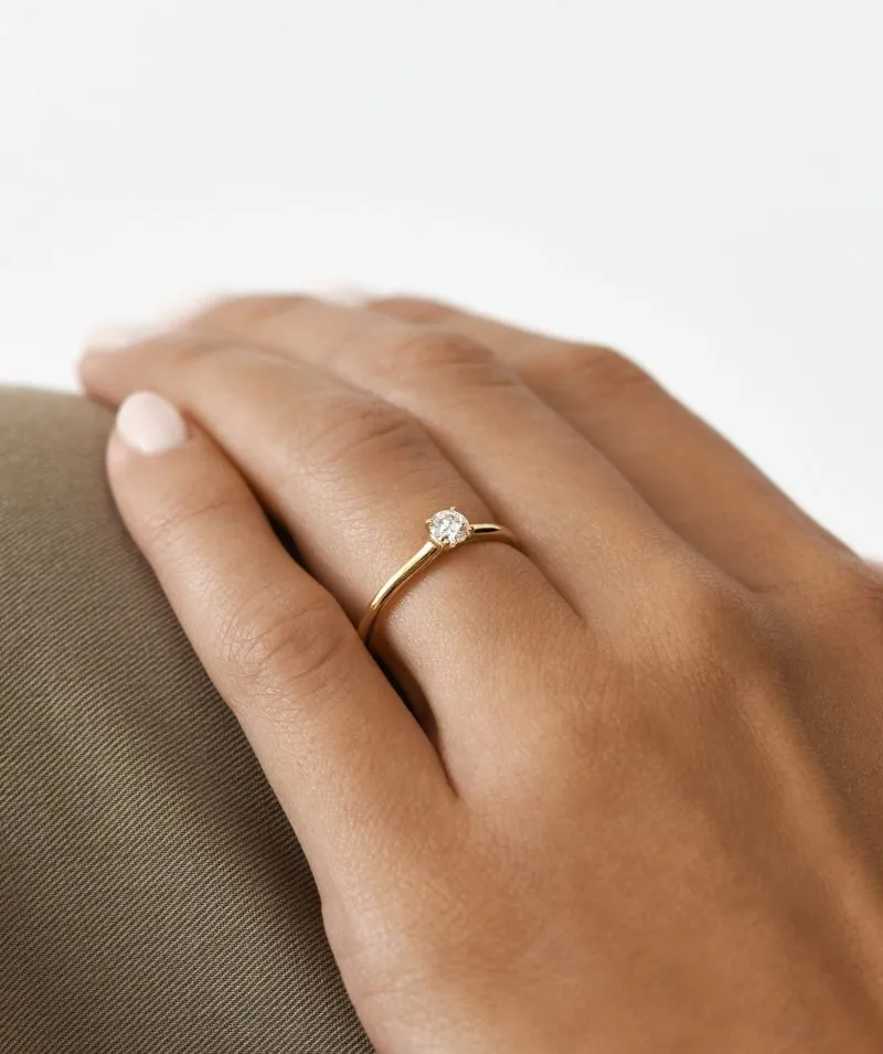 Whispering Diamond zlatni zaručnički prsten s dijamantom 0.23 - 0.29 ct na ruci