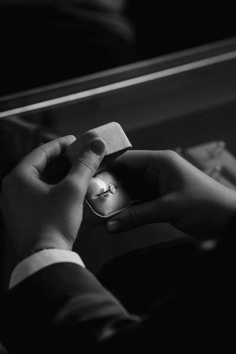 zlatni prsten s dijamantom