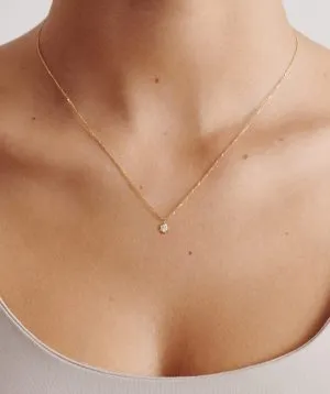 Diamond Glow zlatna ogrlica s dijamantom 0.23 - 0.27 ct oko vrata