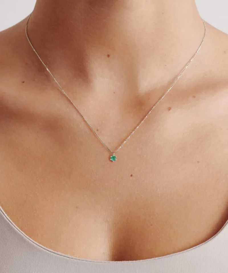 Emerald Glow zlatna ogrlica sa smaragdom oko vrata