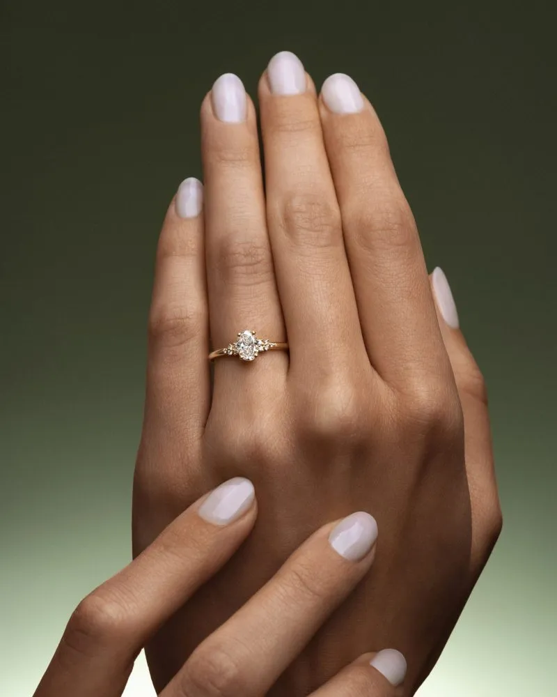 zaručnički prsten s ovalnim dijamantom