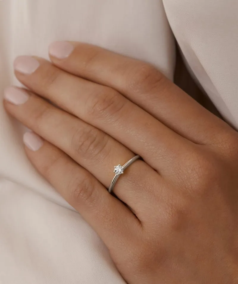 Forevermore zlatni zaručnički prsten s dijamantom 0.13 - 0.17 ct na ruci